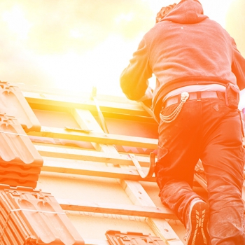 dachdecker_deckt_dach.jpg dachdecker_deckt_dach.jpg